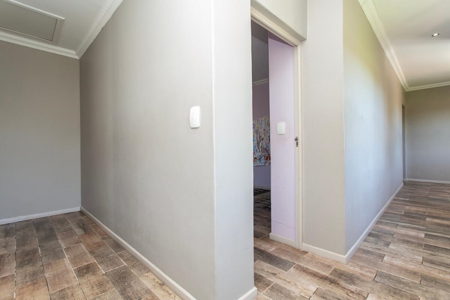 6 Bedroom Property for Sale in Vredekloof Heights Western Cape